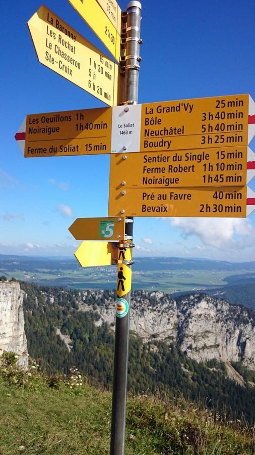 Halte Au Pied Du Creux Du Van Travers Exteriör bild