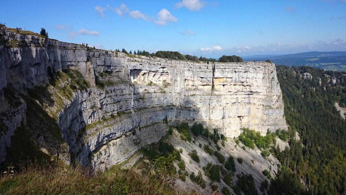 Halte Au Pied Du Creux Du Van Travers Exteriör bild